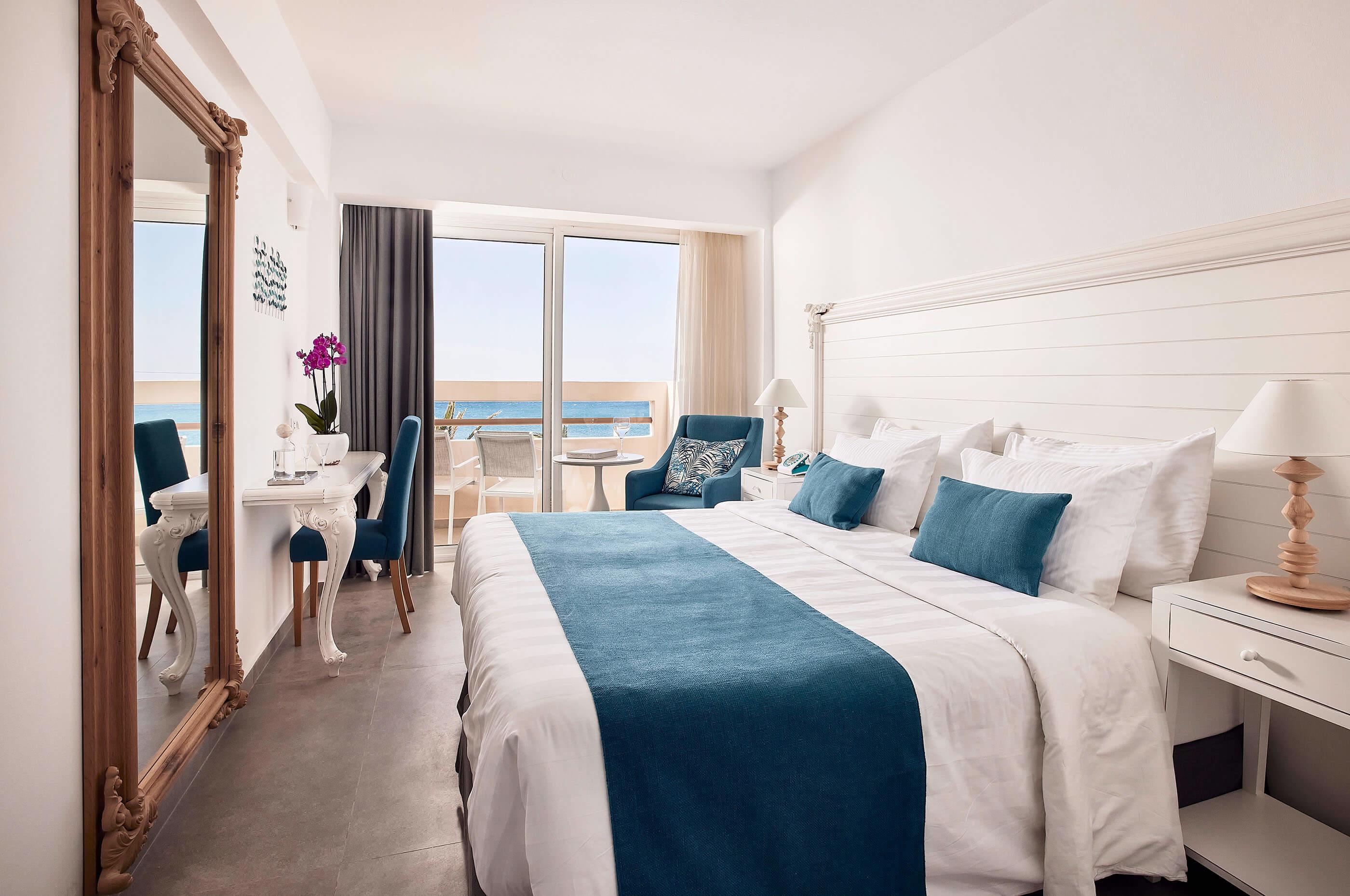 Deluxe double room with direct front sea view